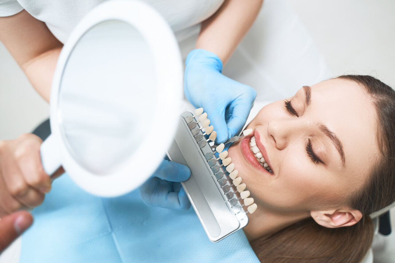 تجميل الاسنان بالعدسات اللاصقة